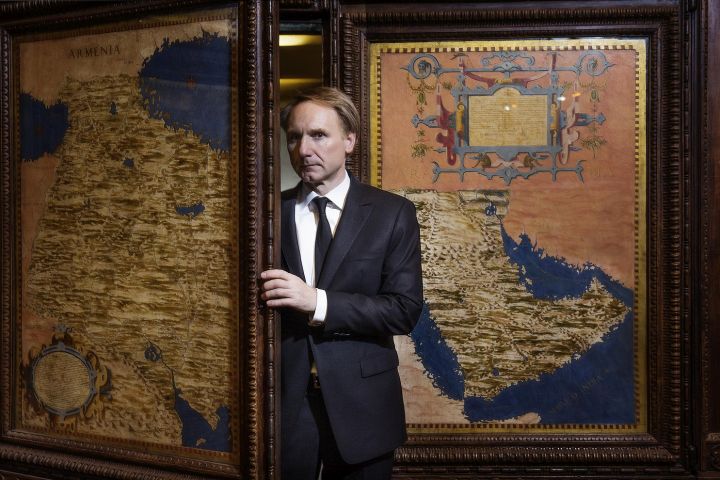 DAN BROWN